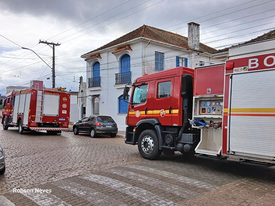 Corpo de Bombeiros combate fogo no Centro