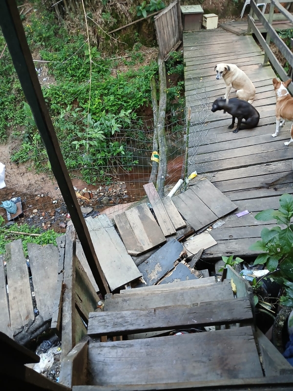Pinguela no Bairro Santo Antônio está caindo e Prefeitura não faz nada 