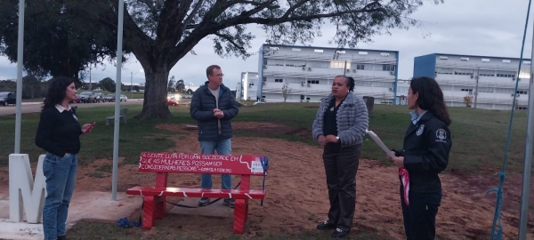 UFSM/Cachoeira inaugura banco vermelho no campus