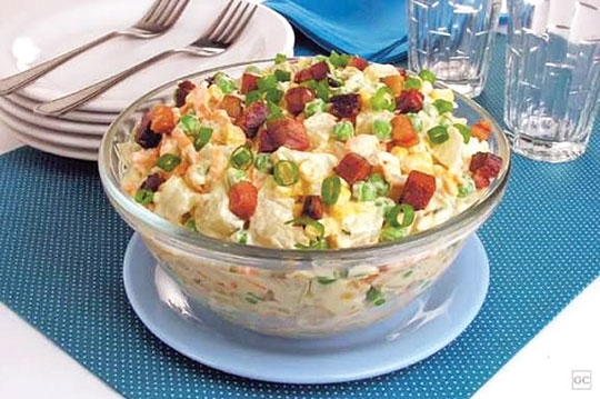 Salada morna de batatas com bacon, ervas e maionese caseira