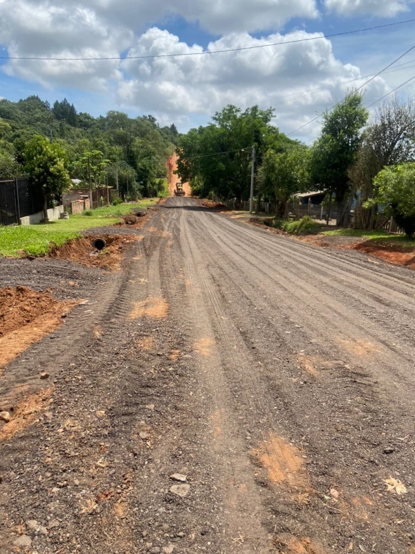 Prefeitura coloca rejeito de asfalto na Paul Harris