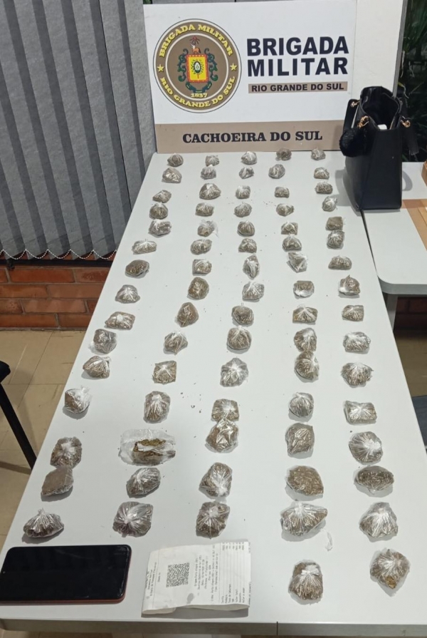 Adolescente é detida com quase em quilo de maconha pela Brigada Militar 