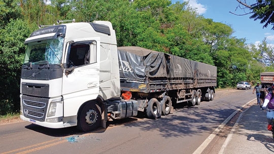 Batida de duas carretas causa morte