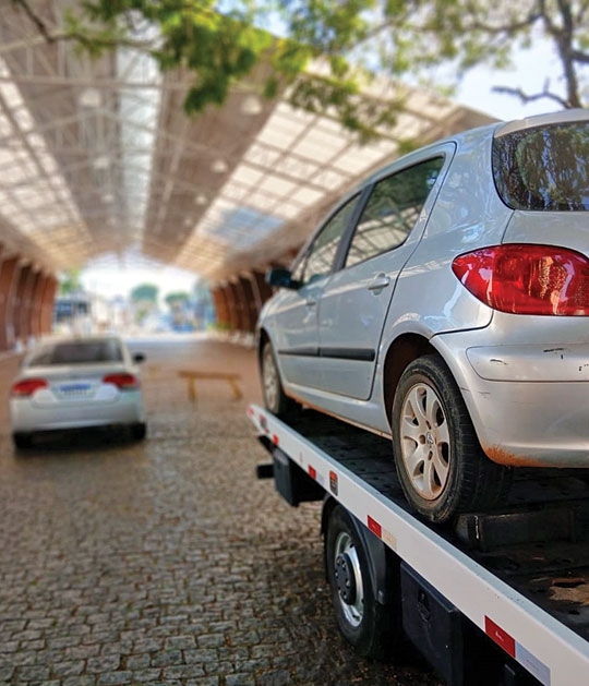 Dois carros multados na Rua Coberta ontem