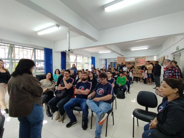 Escola Ciro realizou manifestação em frente à 24ª CRE pela permanência da diretora
