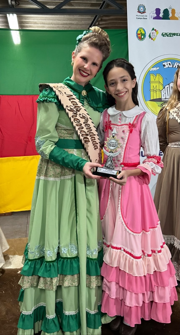 Joana Ferreira é vice-campeã da declamação no CTG M'Bororé 