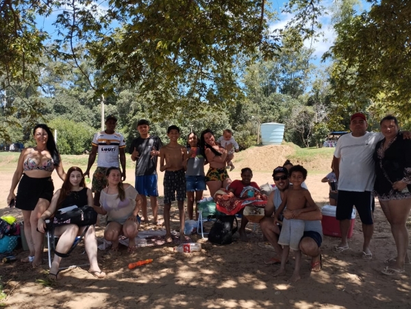 Famílias aproveitaram mais um domingo de sol na Praia Nova