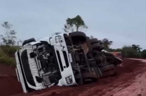 Carretas viram na estrada de Rio Pardo