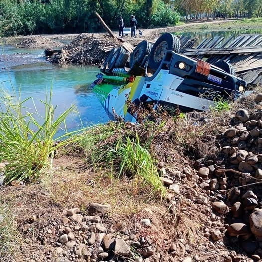 Caminhão tombou em ponte provisória de Cerro Branco