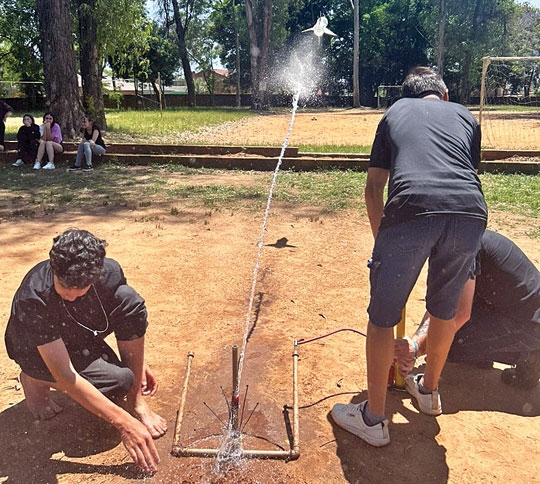 Campeonato de foguetes feitos com garrafa pet