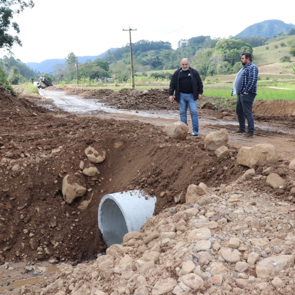 Estrada do Cortado começa a ser recuperada em Cabrais