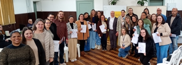 Prefeitura empossa 27 professores e monitores