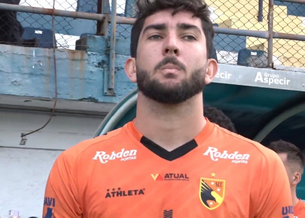 Zagueiro Adriel empata no jogo de ida da Série D do Brasileirão 