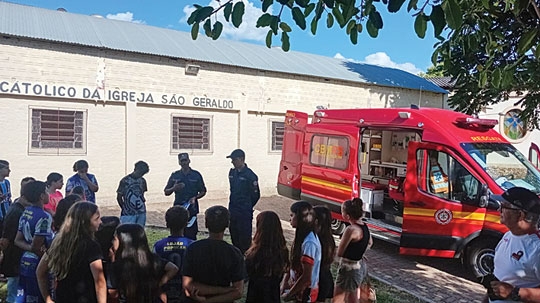 Bombeiros orientam crianças no Noêmia