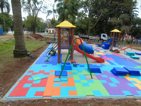 Uso inadequado de brinquedo é flagrado e filmado na Praça Bonifácio