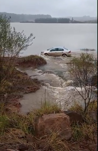 Carros fazem desvio pela água na Pertile