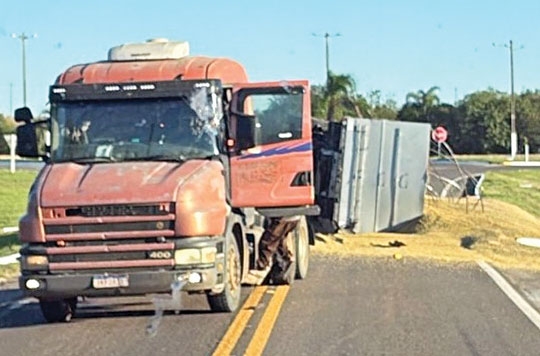 Carreta com soja vira na BR 153