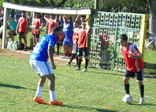 Dynamo vence a primeira e sobe para segundo