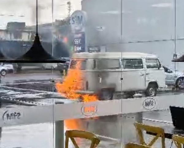 Kombi pega fogo em pátio de posto de combustíveis no Centro