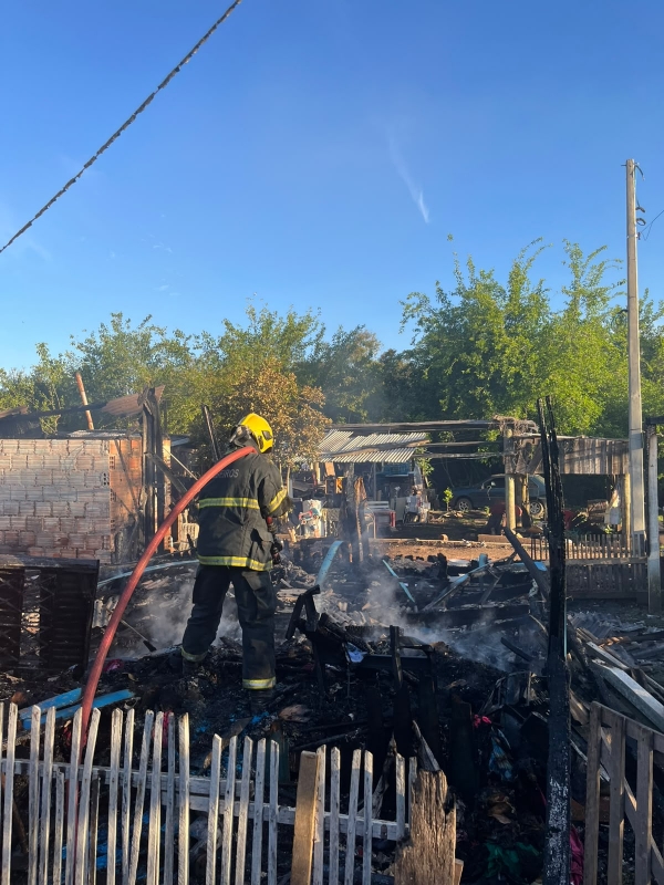 Família precisa de ajudar após perder casa em incêndio 