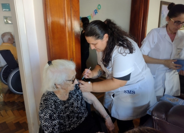 Mais 818 vacinados neste sábado