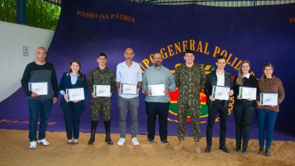 Diploma Amigos do 13º GAC é entregue a parceiros da equoterapia