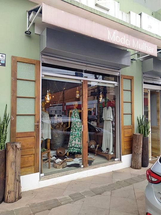 Moda Mulher trabalha com peças exclusivas