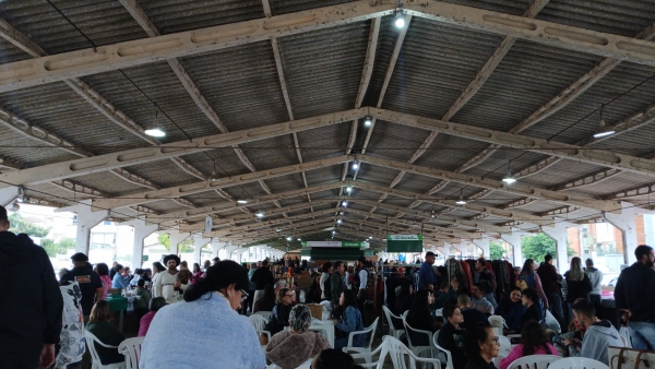 Mercado de Pulgas registrou intenso movimento neste domingo