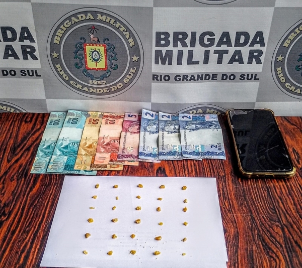 Suspeito de tráfico é preso pela BM no Beco dos Trilhos