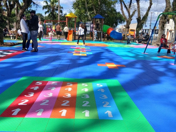 Prefeitura entrega terceira pracinha revitalizada