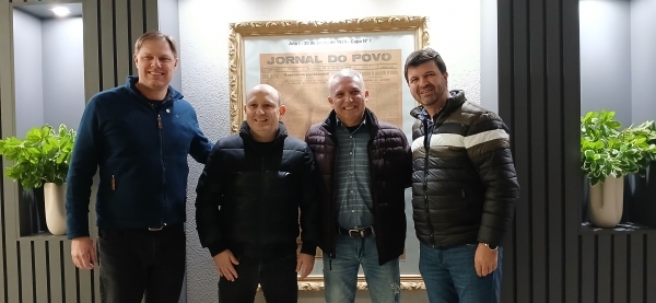 Deputado federal Lucas Redecker anuncia emenda de R$ 450 mil para compra de retroescavadeira 