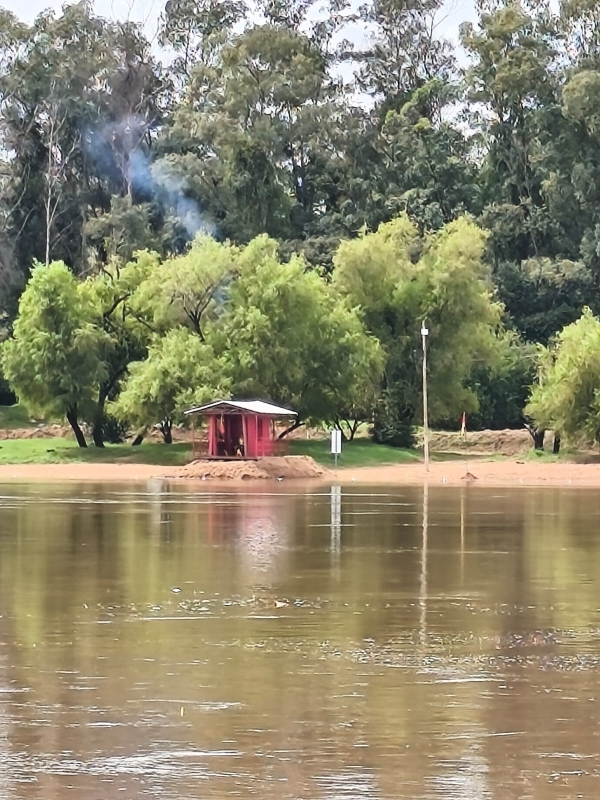 Rio Jacuí sobe e avança sobre a Praia Nova 