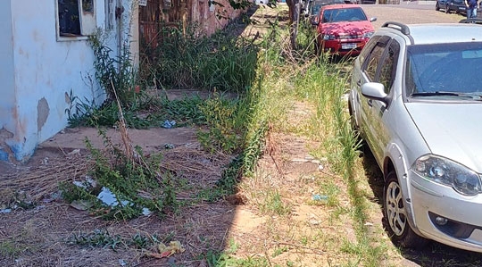 Situação de calçada no Centro chama atenção de leitor