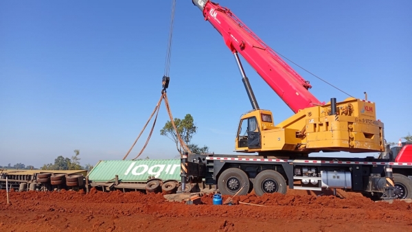 Guindaste remove carreta tombada na ERS 403