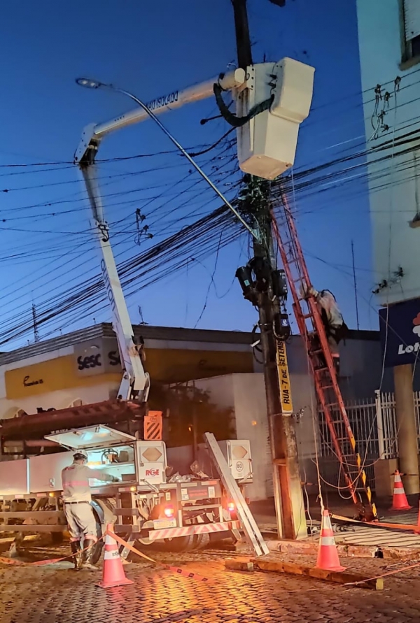 Curto na rede da RGE deixa quadras da 7 de Setembro no escuro 