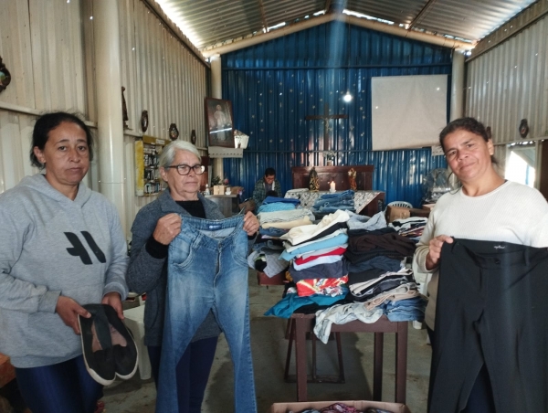 Ação solidária levou roupas para moradores da Cohab e Eucaliptos