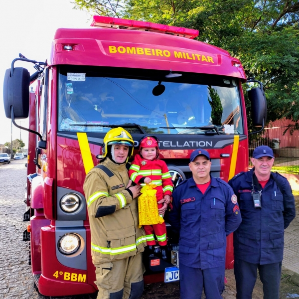 Corpo de Bombeiros faz surpresa para aniversariante em Cachoeira do Sul 