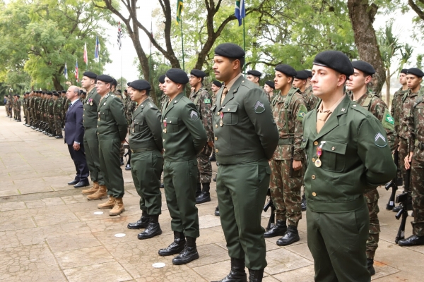13º GAC entregou diplomas e medalhas no Dia da Artilharia