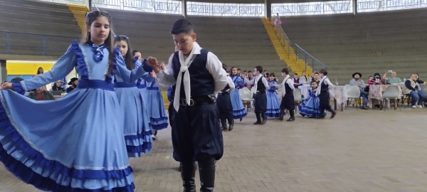Crianças animam a tarde no Acampamento Farroupilha