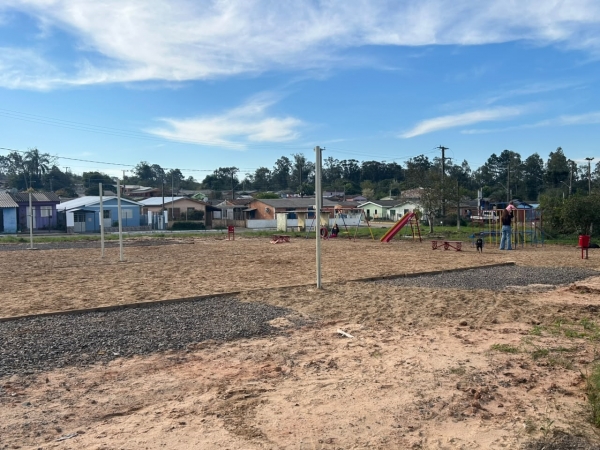 Corsan entrega quadras de vôlei e pracinha ao Funcap