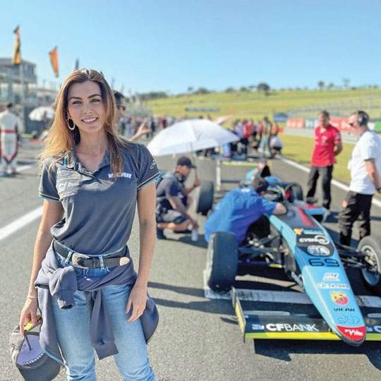 Letícia Datena se firma como jornalista do automobilismo