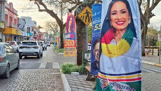 Bandeirolos da eleição enfeitam ruas da cidade