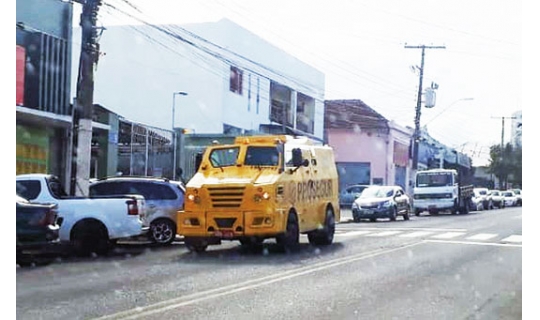 Carro-forte tem liberdade de estacionamento