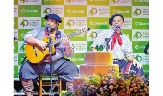 Comemoração pelos 40 anos teve show  de César Oliveira e Rogério Melo