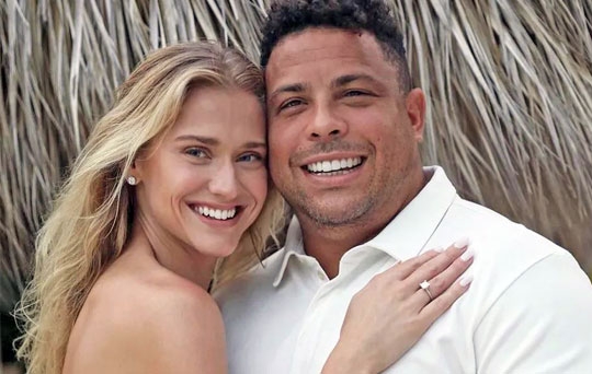 Ronaldo Fenômeno pede Celina Locks em casamento