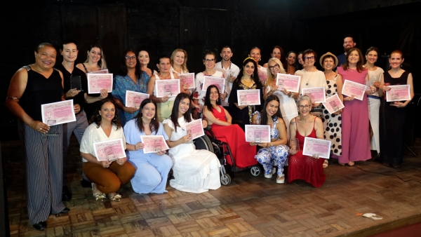 Escritora Jaqueline Machado homenageou 39 mulheres 