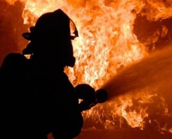 Corpo de Bombeiros combate incêndio no pátio de empresa na Bento 