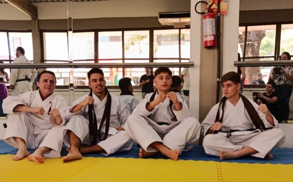 Quatro caratecas são aprovados em exame de faixa preta