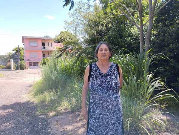 Aposentada pede limpeza de Rua Tancredo Bernardini 