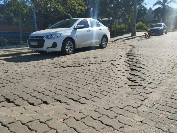 Calçamento cedeu em frente ao Ciep